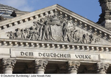Foto Blick auf das Reichstagsgebäude mit der Inschrift Dem Deutschen Volke.